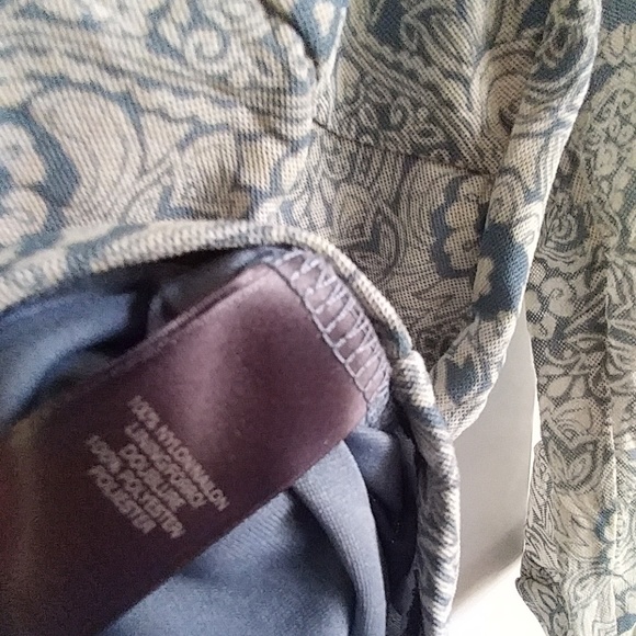 Liz Claiborne 3/4 sleeve print top - Picture 6 of 7